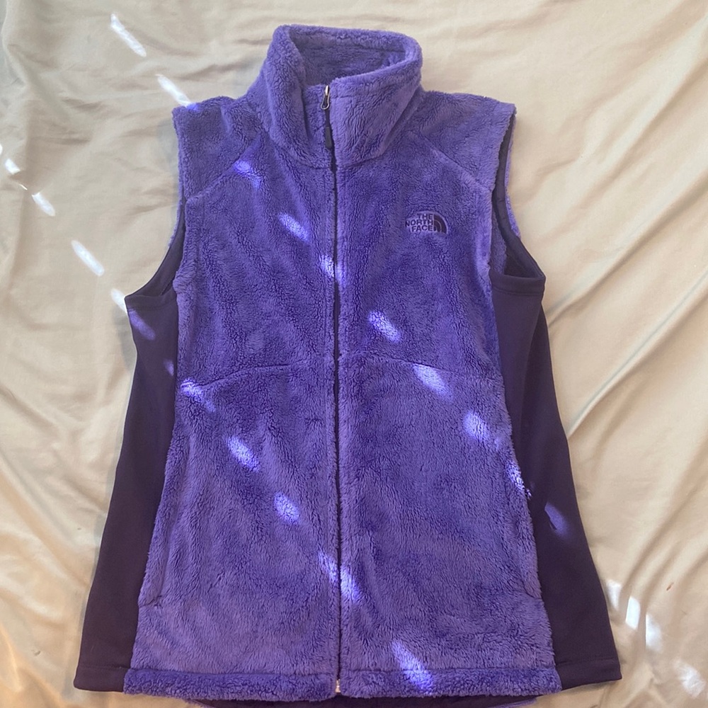 North Face vest, true to size, super comfortable, worn only once.